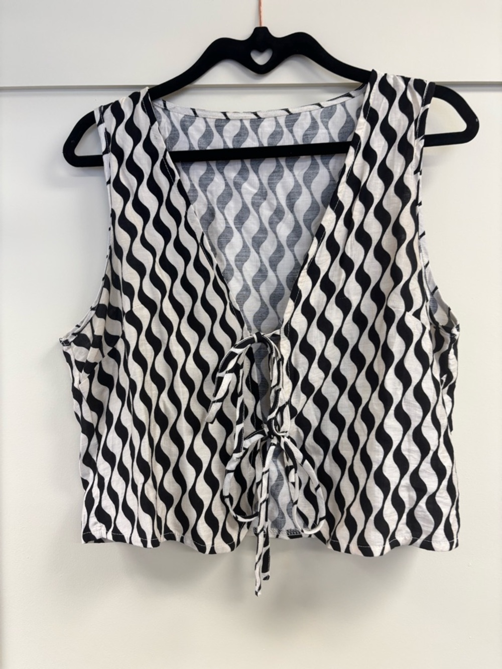 SHEIN Black & White Wave Tie-Front Crop Top